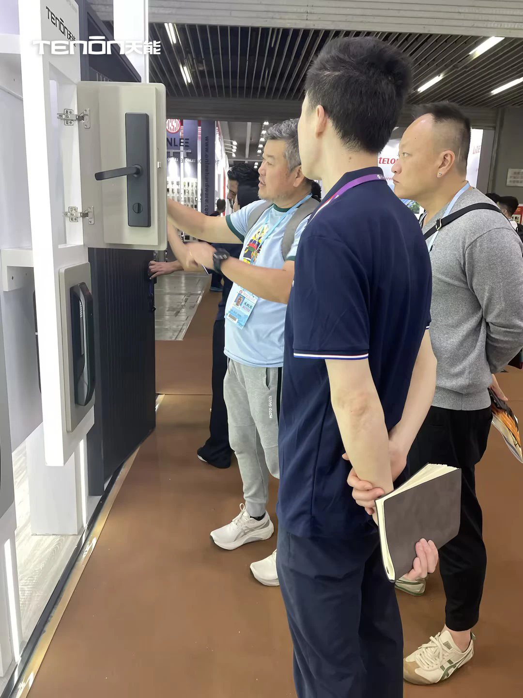 亚太天能闪耀亮相第135届广交会，智能门锁引领智慧生活