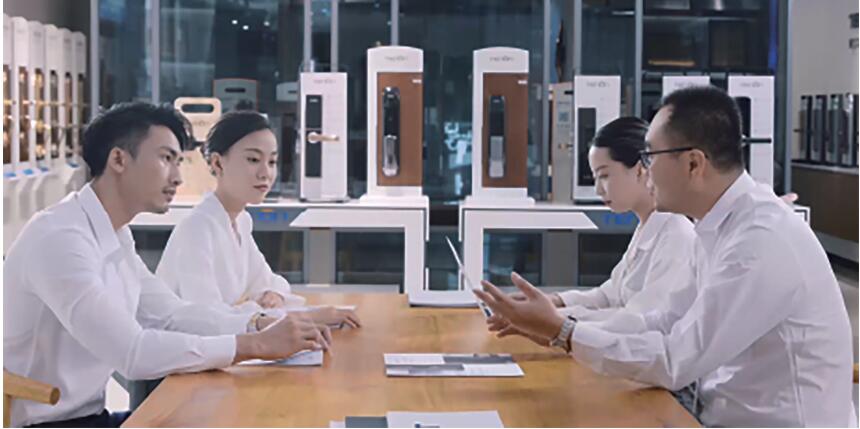 亚太天能团队在产品展厅交流