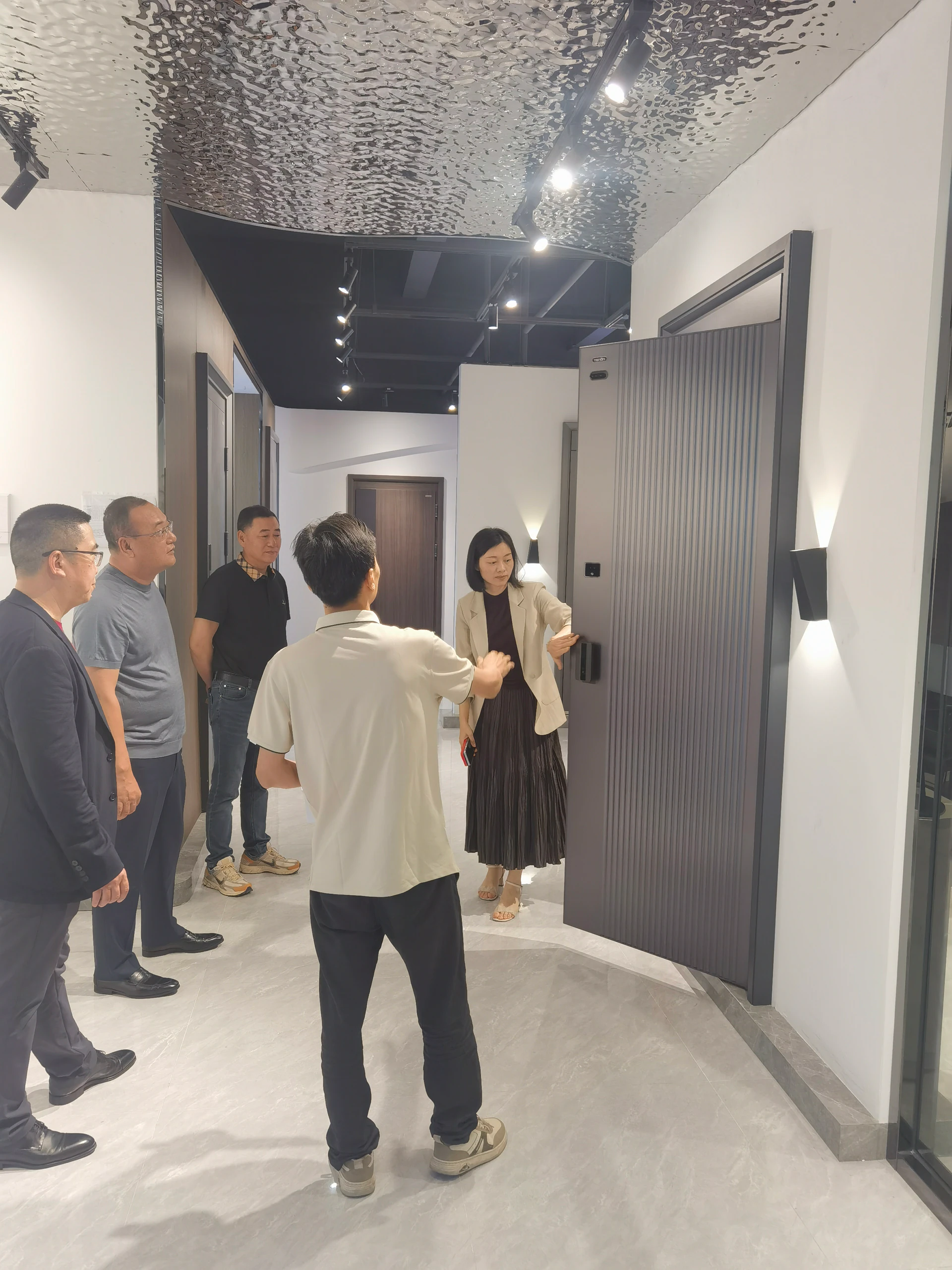 靓家居·整装高层莅临亚太天能共探智能门新未来