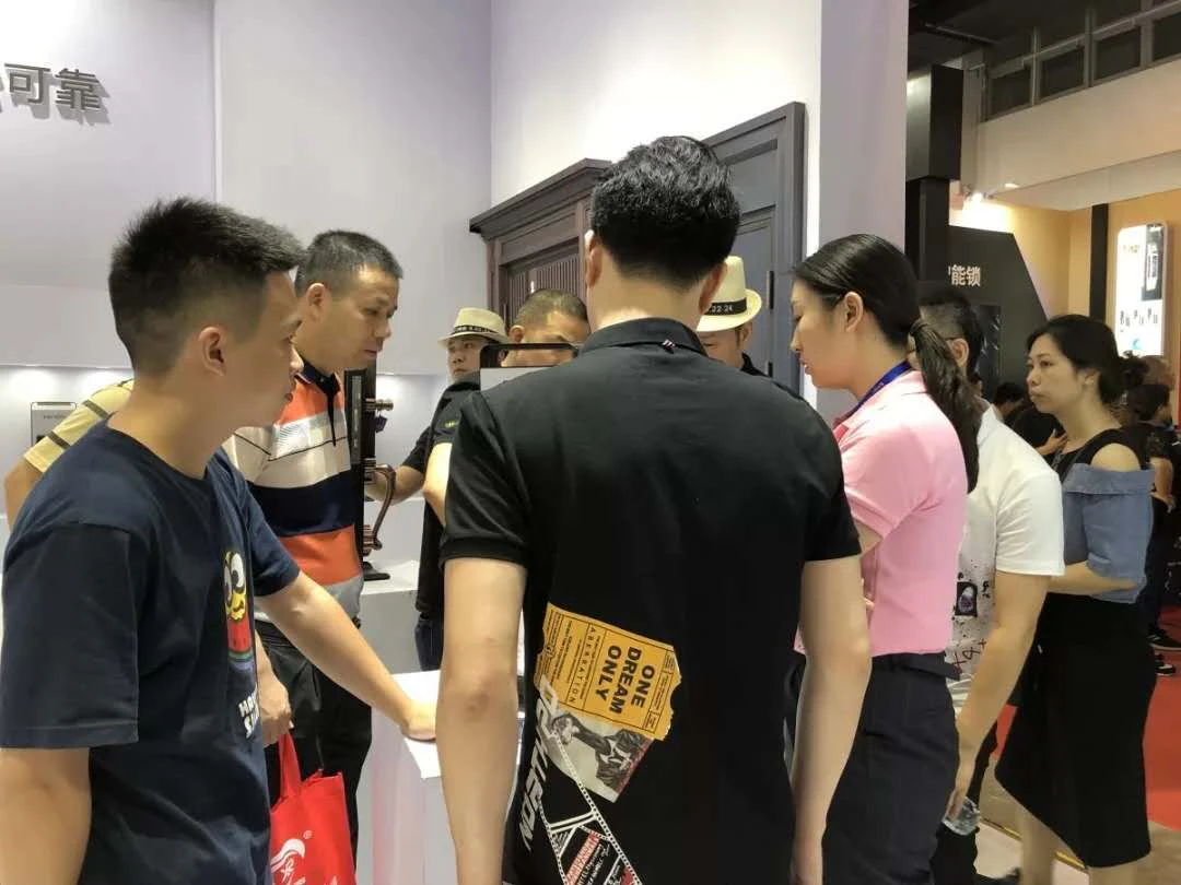 亚太天能指纹锁亮相永康门博会 首创高端定制为门企赋能