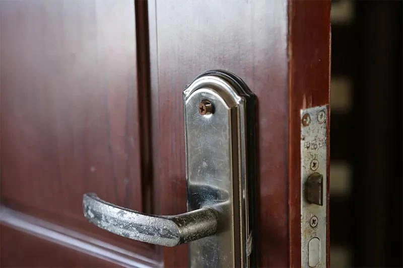指纹锁常年漏在门外颜值降低？一招解决问题